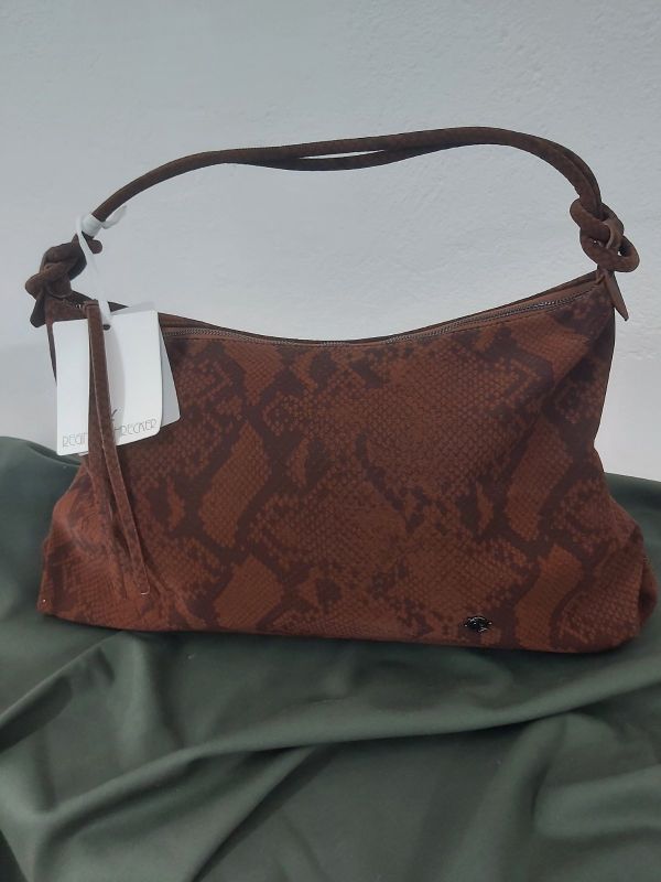 Σουέντ τσάντα σε animal print με δυο εσωτερικές θήκες.