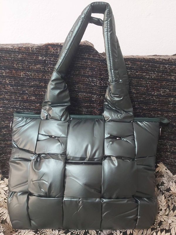 Μεταλλιζέ τσάντα ( χειρός και backpack) ανάγλυφη καπιτονέ.