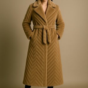 Γυναικεία μακριά γούνα με ανάγλυφες λεπτομέρειες