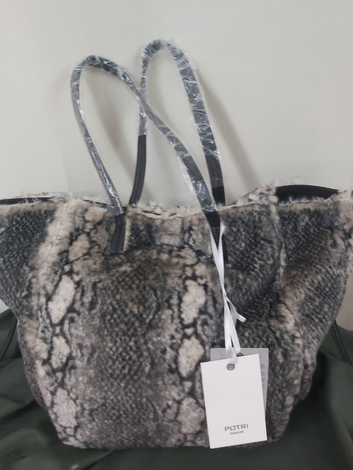 Γούνινη τσάντα σε animal print με εσωτερικό πορτοφόλι. - Image 3