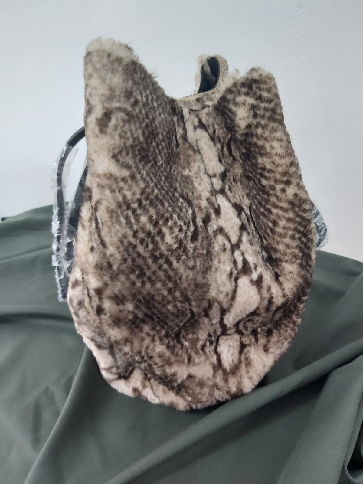 Γούνινη τσάντα σε animal print με εσωτερικό πορτοφόλι. - Image 4