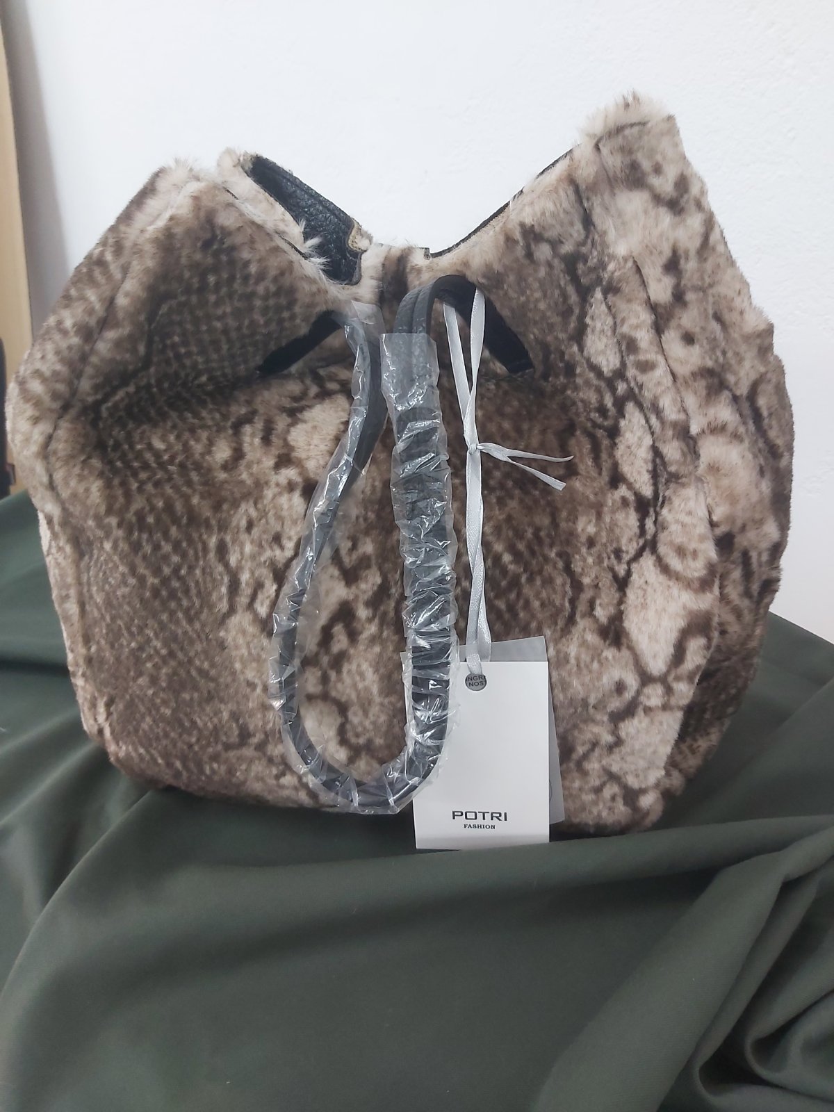 Γούνινη τσάντα σε animal print με εσωτερικό πορτοφόλι. - Image 5