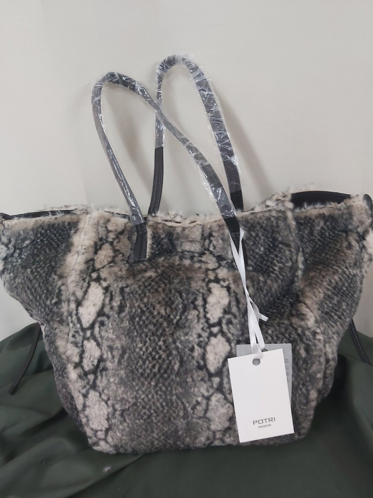 Γούνινη τσάντα σε animal print με εσωτερικό πορτοφόλι. - Image 6