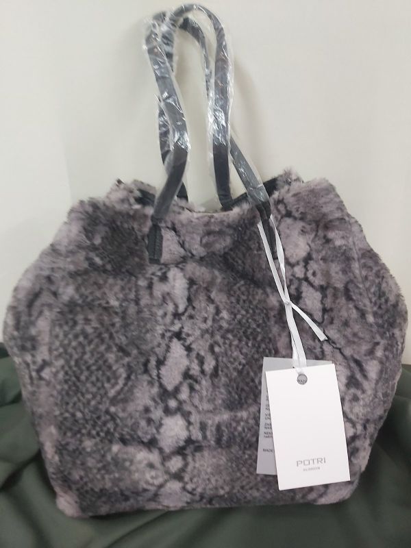 Γούνινη τσάντα σε animal print με εσωτερικό πορτοφόλι.